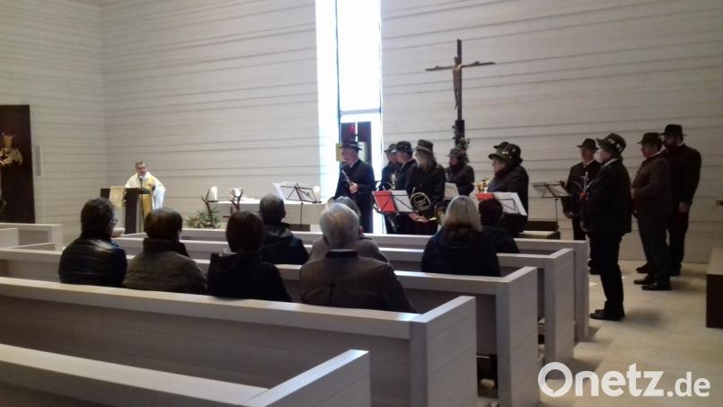Die Jagdhornbläser Windischeschenbach spielen in Johannisthal die Hubertusmesse. Bild: gra