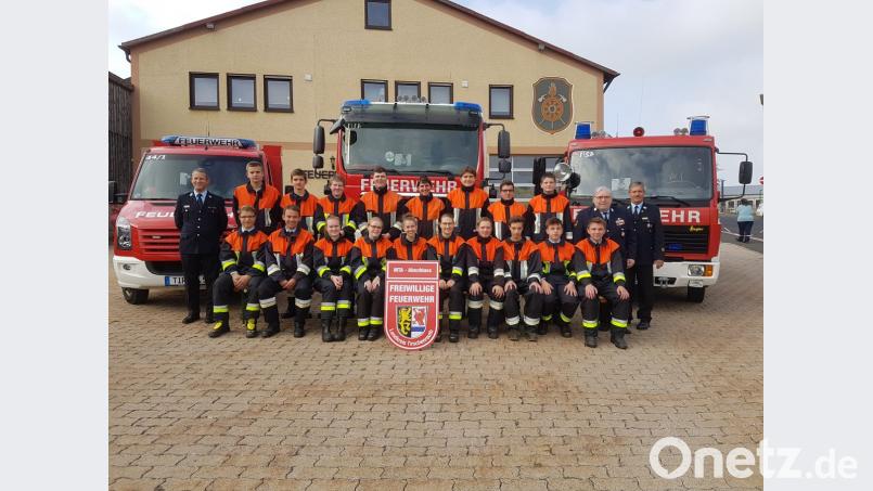 KBM Helmut Czepa (links), KBI Lorenz Müller und KBM Dieter Höfer (von rechts) konnten allen Teilnehmern die erfolgreiche Prüfungsteilnahme bei der Zwischenprüfung in Plößberg bescheinigen. Bild: flt