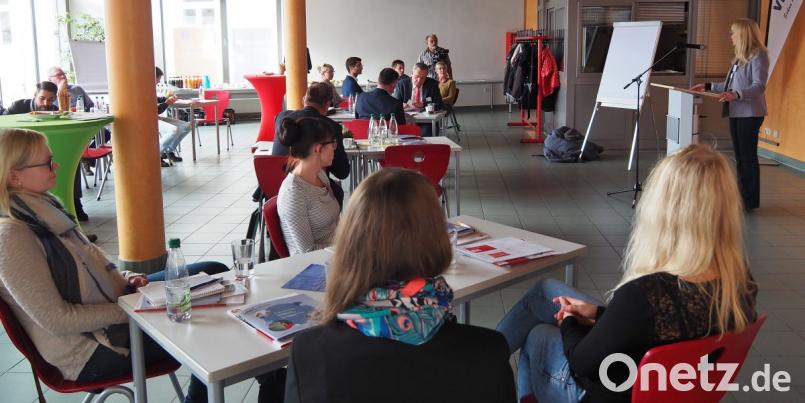 Grundlagenschulung zur Digitalisierung für Klein- und Mittelbetriebe in der VHS-Aula. Dagmar Bock von der VHS-Firmenkundenberatung erläuterte zunächst das Programm bevor die Experten vom Mittelstand 4.0-Kompetenzzentrum Augsburg auftraten. Bild: Bühner