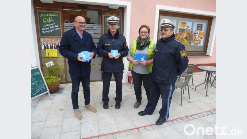 Bürgermeister Maximilian Beer, Oberkommissar Markus Schlegel, Claudia Bauer vom Marktladen und Hauptkommissar Franz Stockerl (von links) verteilte Parkscheiben an die Anlieger. Bild: mad