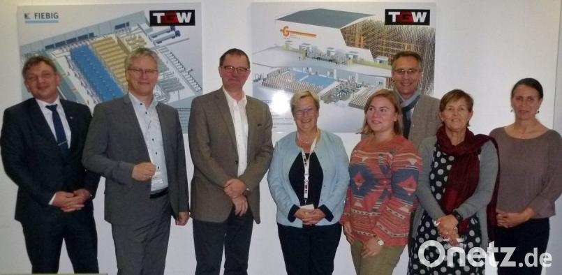 Gratulation zur Auszeichnung: (von links) Manuel Lischka (IHK), Markus Nitsch (Agentur für Arbeit Schwandorf), Ralf Klausnitzer (Geschäftsführer TGW), Dorothea Seitz-Dobler (Agentur für Arbeit), Antonia Boxler (Agentur für Arbeit), Karl Ziegler (Kolping), Helga Forster (Landkreises Schwandorf) und Angela Klotz (TGW) Bild: exb