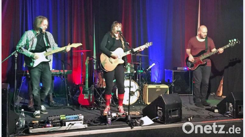 Karin Rabhansl (Mitte) und ihre Band boten am Samstag im „Salute“ teuflisches Konzert. Bild: lst