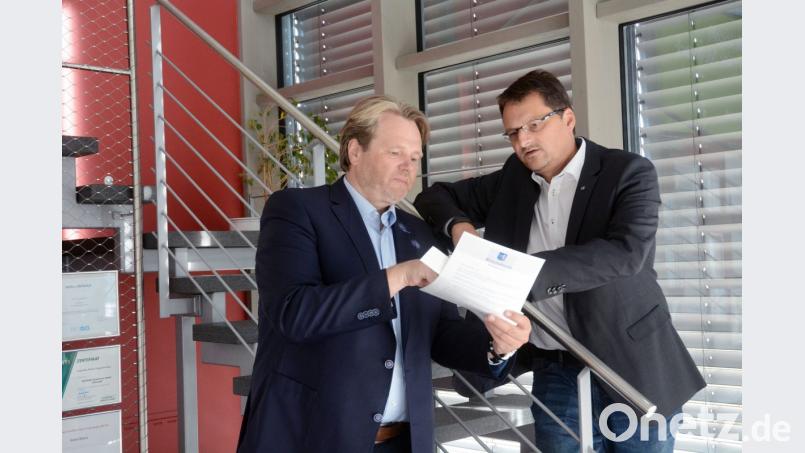 Anton Braun (links), Präsident des Wirtschaftsclubs Nordoberpfalz, und Vize-Präsident Christian Fröhlich besprechen ein Marken-Strategie-Papier. Beide haben sich mit ihren Unternehmen zwar in Altenstadt (Kreis Neustadt/WN) angesiedelt, allerdings biete der gesamte Raum Weiden-Neustadt-Tirschenreuth für Menschen und Firmen Chancen, die es klar herauszustellen gelte. Bild: Reiner Wittmann