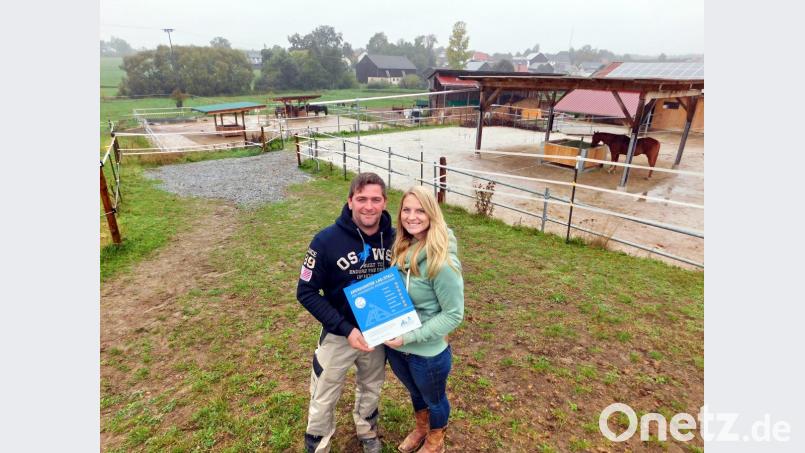 Martin Veigl und Carina Neumann freuen sich über die Auszeichnung ihres Pferdehaltungsbetriebs. Bild: hai