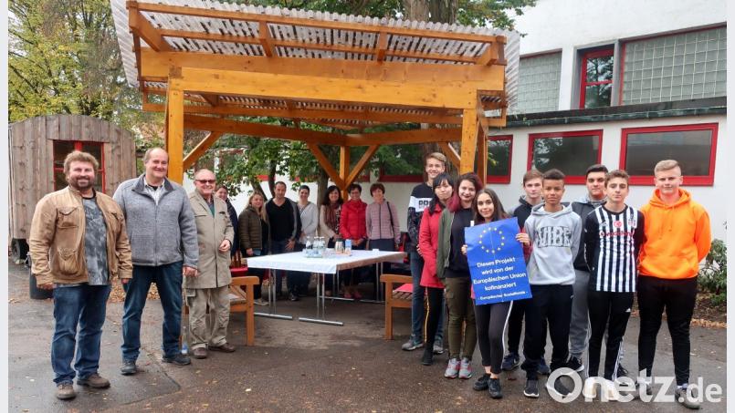 Die Schüler der Praxisklasse (rechts) übergaben mit ihrem Lehrer Ingo Pöhlmann (links) den Pavillon an die Leitung der Kreuzbergschule. Bild: Hirsch