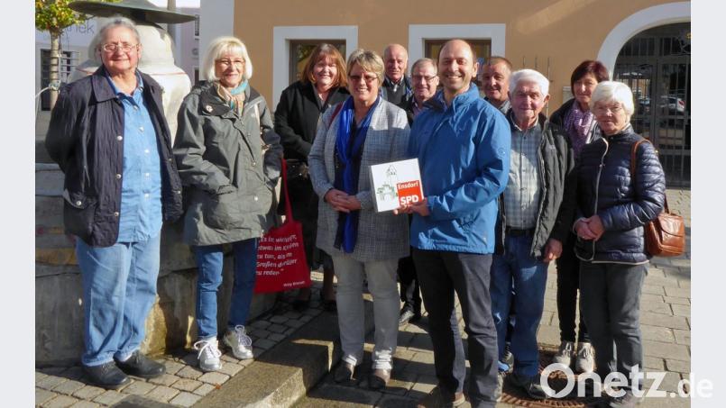 Vor dem Chinesenbrunnen in Dietfurt: Die SPD-ler mit Ortsvorsitzendem Hans Ram und Dietfurts Bürgermeisterin Carolin Braun (vorne Dritter und Vierte von rechts). Bild: sön