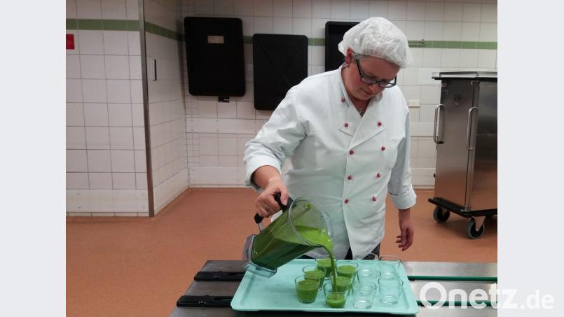 Doris van Brakel zeigt in der Klinik-Küche, wie schnell ein Grünkohl-Smoothie gelingt. Bild: Klinikum/Kölbl