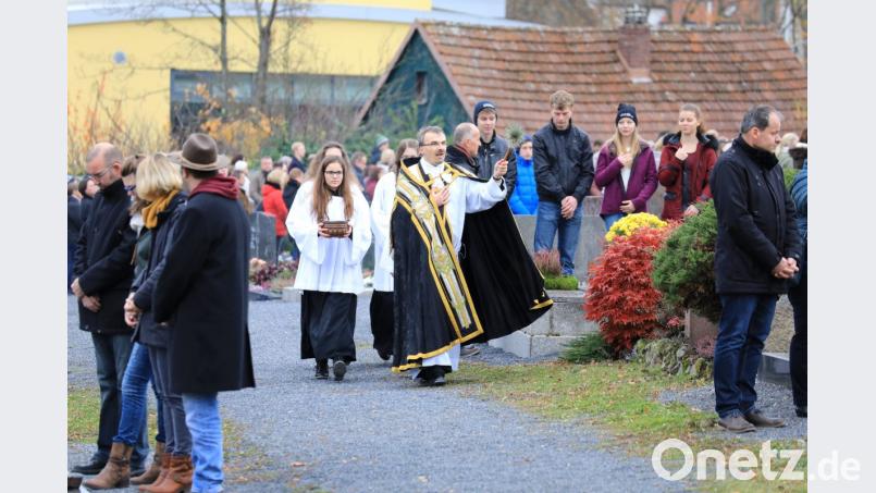 Gräbersegnung mit Pfarrer Martin Besold auf dem Friedhof in Erbendorf Bild: njn