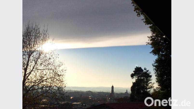 Geteiltes Amberg: Eine Wolkendecke halbiert an Allerheiligen den Himmel. Sie reicht sogar bis Afrika. Bild: Claudia Riedl