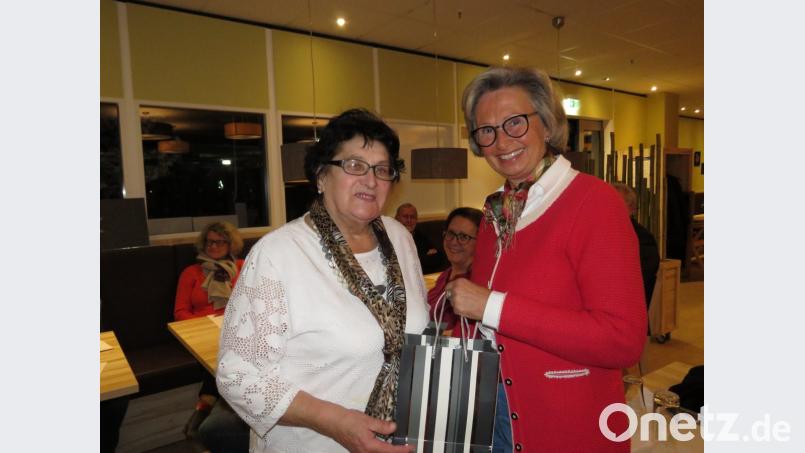 Nicht gerne verabschiedete Theodora Kupke das Gründungsmitglied Irmgard Hegen (v. re.) als treue und zuverlässige Kassenprüferin. Die 82-jährige Wiesauerin will kürzer treten, blebit dem Verein aber als Mitglied erhalten. Bild: ubb