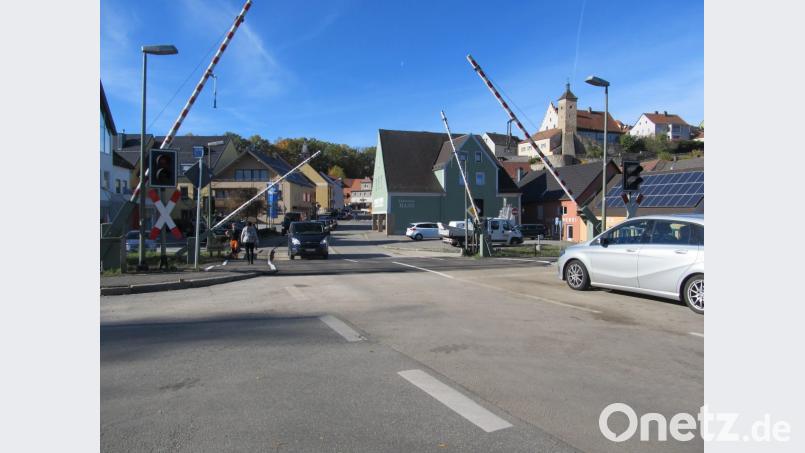 Freie Bahn in Nabburg - zumindest dann, wenn die Schranken offen sind. Die Bauarbeiter im Bereich der Gleise sind am Mittwoch früher fertig geworden, als im Zeitplan vorgesehen war. Bild: bl