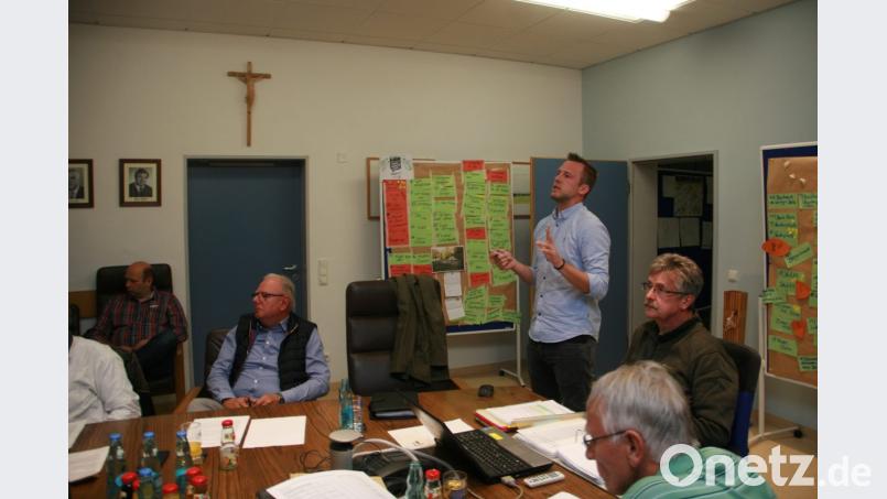 Sebastian Krysa (stehend) bescheinigt dem Markt Fuchsmühl einen sehr guten Versorgungsgrad mit schnellem Internet. Bild: wro