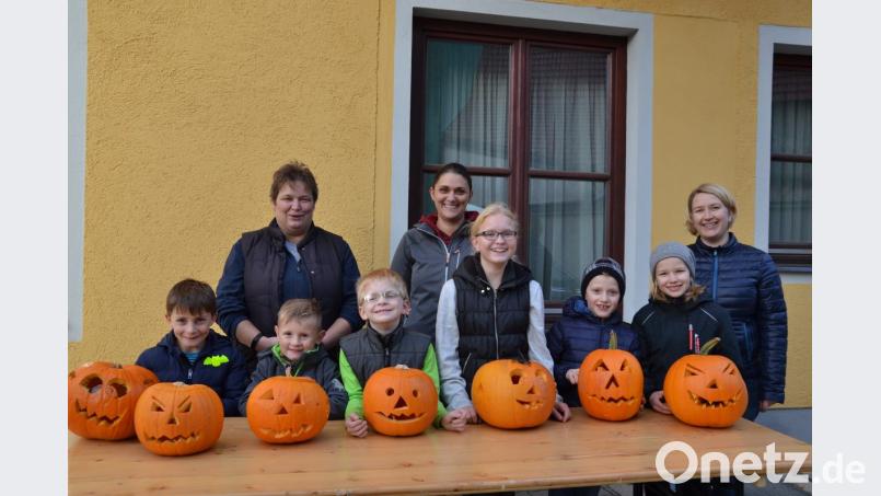 Kinder fertigen mit Claudia Landgraf-Spendel, Daniela Stahl und Martina Landgraf vom Büchereiteam Herbst- oder Halloween-Kürbisse mit großer Freude und Spaß . Bild: gi