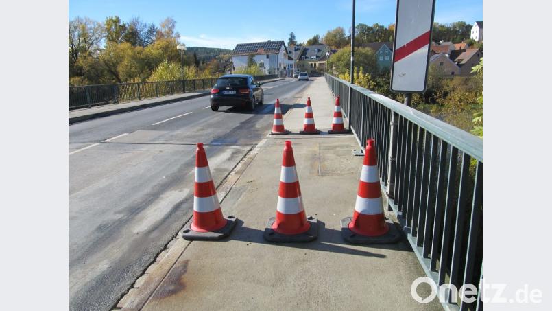 Die Wartungsarbeiten der Straßenmeisterei lagen in den letzten Zügen, als auf der Naabbrücke die ersten Fahrzeuge den wieder eröffneten Übergang passierten, für kurze Zeit kam es zu Staus, doch dann war schnell wieder die Bahn frei. Zurück blieben lediglich ein paar Pylonen. Bild: bl