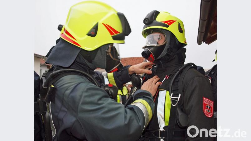 Wichtig ist für die Atemschutzgeräteträger die gegenseitige Überprüfung der Schutzkleidung. Bild: sön
