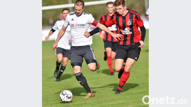 Kapitän Johannes Renner (links, Szene aus der Partie gegen Paulsdorf) gelang im Hinspiel gegen Inter Bergsteig Amberg das Tor des Tages. Darauf hofft die SV Grafenwöhr auch im Rückspiel am Sonntag im heimischen Sportpark. Bild: A. Schwarzmeier