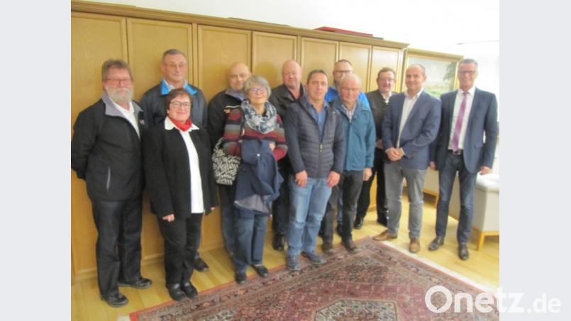 Mit ihrem Einsatz retten sie Leben: die ausgezeichneten Hirschauer Blutspender mit Bürgermeister Hermann Falk (rechts), Ulrich Gerlach vom ehrenamtlichen Blutspendeteam sowie stellvertretende. BRK-Kreisgeschäftsführerin Sabine Bogner (links). Bild: (fg)