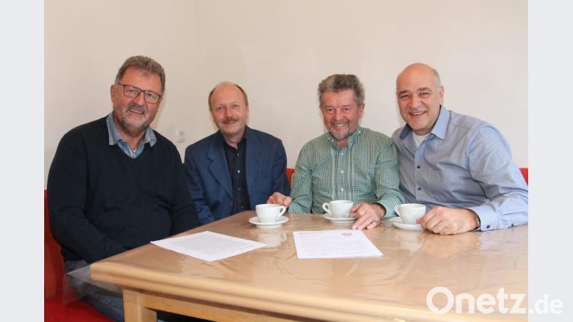 Thomas Stock (Zweiter von links) freut sich wie Lions-Club-Präsident Christian Kick, Johann Walbrunn und Johann Maurer (von rechts) schon auf den Filmabend. Bild: pi