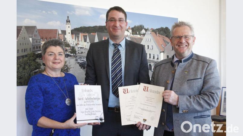 Oberbürgermeister Andreas Feller (rechts) ernannte Gerd Winterberger (Mitte) zum neuen Leiter des Standesamtes und beförderte ihn zum Verwaltungsinspektor. Stellvertretende Leiterin Inge Heinzmann (links) gratulierte mit einer Urkunde. Bild: Hirsch