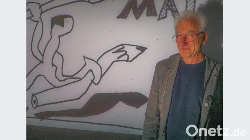 Wolfgang Herzer präsentiert seine Zeichnungen der „Lückenknüllerkids“ – Geschichten aus dem Leben einer Patchworkfamilie. Bild: otj