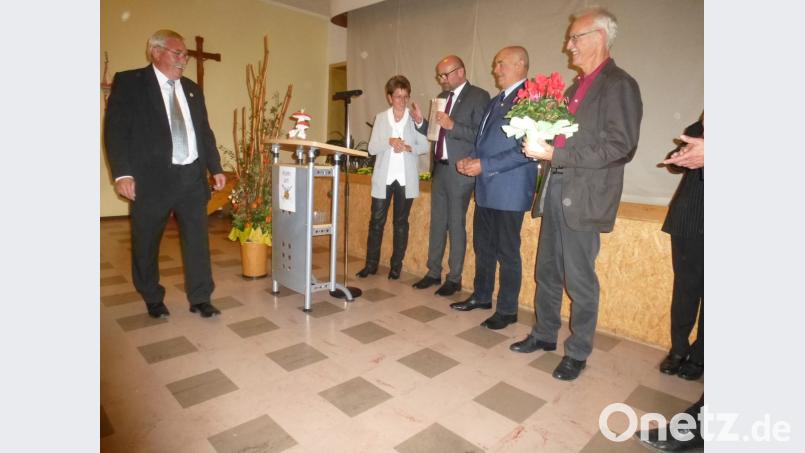 Vorsitzender Anton Schießl (links) begrüßte die Ehrengäste, unter ihnen Bürgermeister Maximilian Beer (Dritter von links), der ebenfalls zu den Geehrten gehörte. Bild: mad