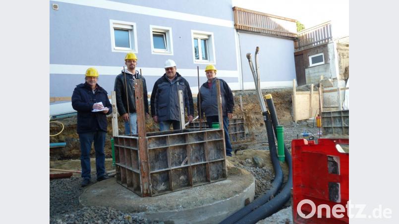 Sachbearbeiter Wolfgang Ruhland (von links), Architekt Johannes Werner, Bauleiter Johann Biegerl und Mitarbeiter Michael Baumer besprechen die Details, bevor nächste Woche der Frostschutz eingebracht wird. Bild: Portner