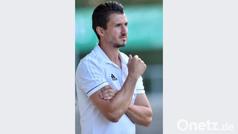 Michael Riester, Spielertrainer der SpVgg SV Weiden II und bester Torschütze des Teams, wechselt für das Spitzenspiel der Kreisliga Nord gegen den SC Kirchenthumbach das legere Trainer-Outfit wieder gegen das schwarz-blaue Trikot. Bild: A. Schwarzmeier