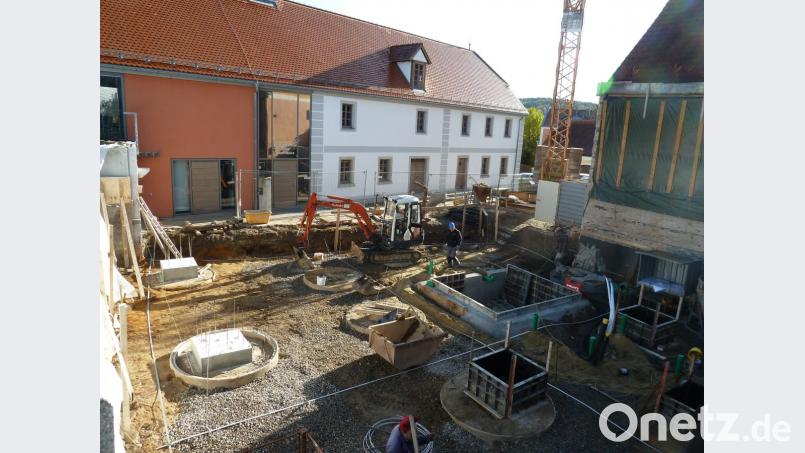 Bodenverhältnisse, Zufahrt und Lagermöglichkeiten sind auf der Baustelle im Herzen der Altstadt alles andere als optimal. Bild: Portner