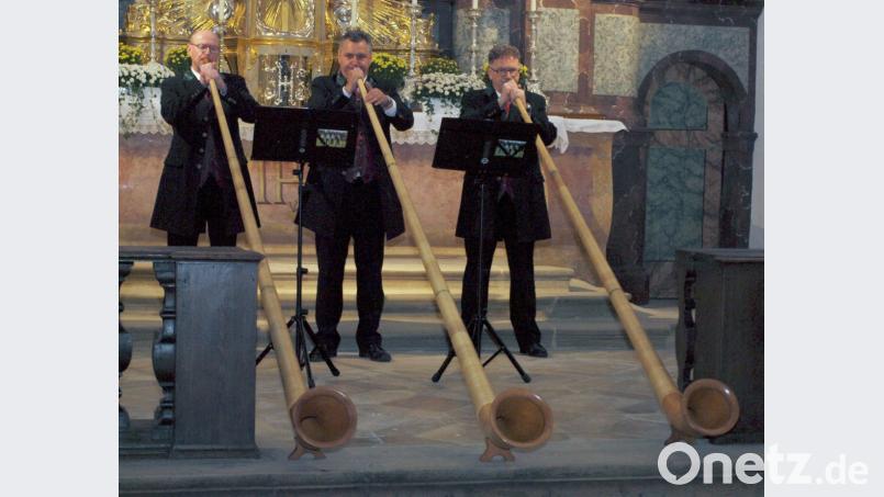 Auch mit den auf Alphörnern vorgetragenen Liedern „Maria zu lieben“ sowie der Schweizer Weise „Abendsegen“ zeigten die Oberpfälzer Parforcehornbläser ihr musikalisches Können. Bild: sön