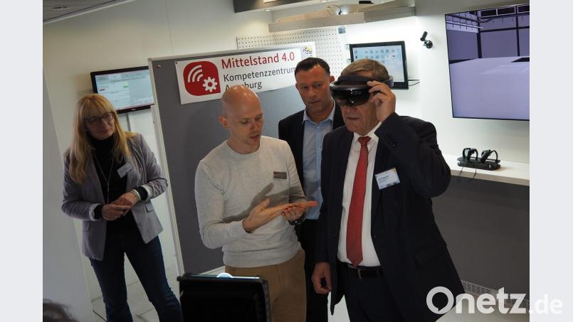 Was eine Datenbrille leisten kann, davon überzeugte sich Oberbürgermeister Kurt Seggewiß bei der Auftaktveranstaltung von KMU meets 4.0. Mit dabei (von links) Dagmar Bock von der VHS-Firmenkundenbetreuung, Hendrik Walzel vom Mittelstand 4.0-Kompetenzzentrum Ausgsburg und VHS Geschäftsführer Stefan Frischholz Bild: Bühner