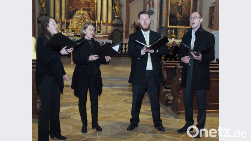 Weit zurück in das 16. Jahrhundert sprang das Vokalensemble „sine nomine“ mit dem „Exultate Justi“ von dem italienischen Komponisten Ludovico Grossi da Viadana. Bild: sön