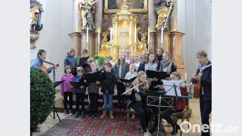 Elisabeth König (links) und Waltraud Näger (rechts) leiten mit viel Hingabe den Kinder- und Jugendchor Regenbogen. Bild: exb