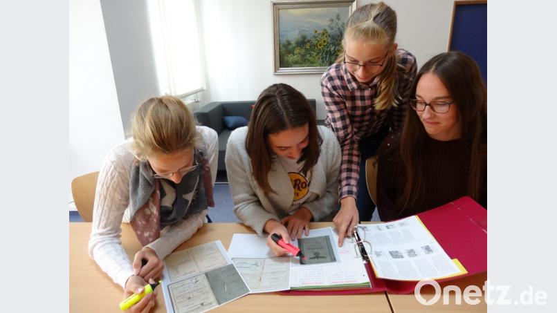 Marie Würschinger, Lisa Kreuzer, Elisabeth Stangl und Lena Gebert (von links) arbeiten eifrig am Geschichtsprojekt zu den beiden Weltkriegen. Bild: dob