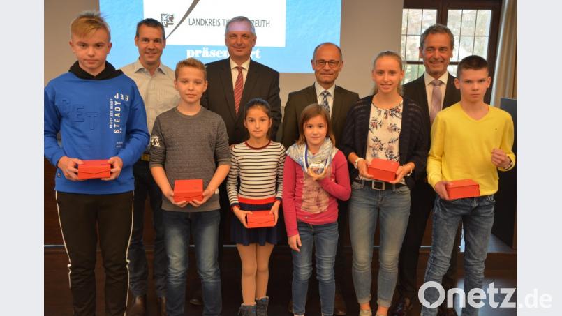 Unser Bild zeigt die sechs geehrten Einzelsportler, vordere Reihe (von links) mit Fynn Legat, Simon Maurer, Valentina Andrianova, Pia Reger, Lea Schwamberger und Kirill Burbach. Ihnen gratulierten die Ehrengäste, hintere Reihe, (von links) mit BLSV-Kreisvorsitzenden Andreas Malzer, Peter Hamm (Sparkasse Nordoberpfalz), stellvertretender Landrat Dr. Alfred Scheidler und Schulamtsdirektor Rudolf Kunz. (jr) Bild: jr