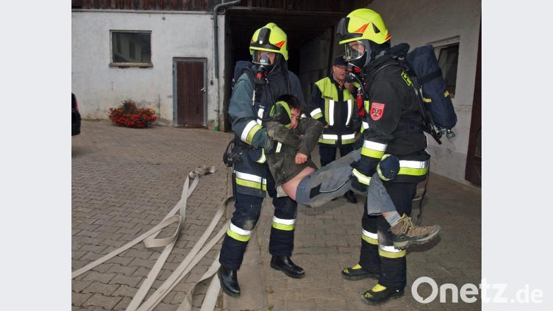 Das &quot;Unfallopfer&quot; wird durch die Atemschutzgeräteträger gerettet. Bild: sön