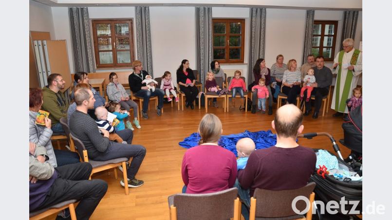 Pfarrer Georg Hartl und Organisator Josef Kleber (hinten, von rechts) freuen sich über die vielen Besucher des &quot;Kinderwagerl-Gottesdiensts&quot;. Bild: fjo