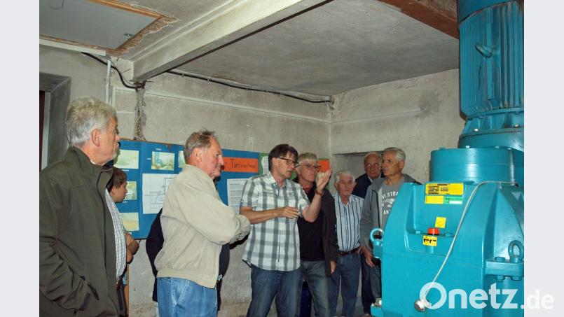 Im Turbinenhaus erklärt er den Besuchern im Zuge der Senioren-Aktiv-Wochen die Wirkungsweise der Wasserkraftanlage. Bild: sön