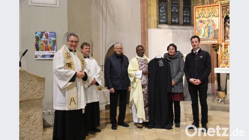 Im Namen der Pfarrei St. Johannes gratulierte Stadtpfarrer Hannes Lorenz (links) dem Jubilar. Als Geburtstagsgeschenk überreichten Kirchenpfleger Hans Pamler (Dritter von links) zusammen mit den Sprechern des Pfarrgemeinderates Tanja Raab (Zweite von rechts) und Wolfgang Lehner (rechts) einen Talar an Pfarrvikar Dr. John Oguche (Bildmitte). Bild: bph