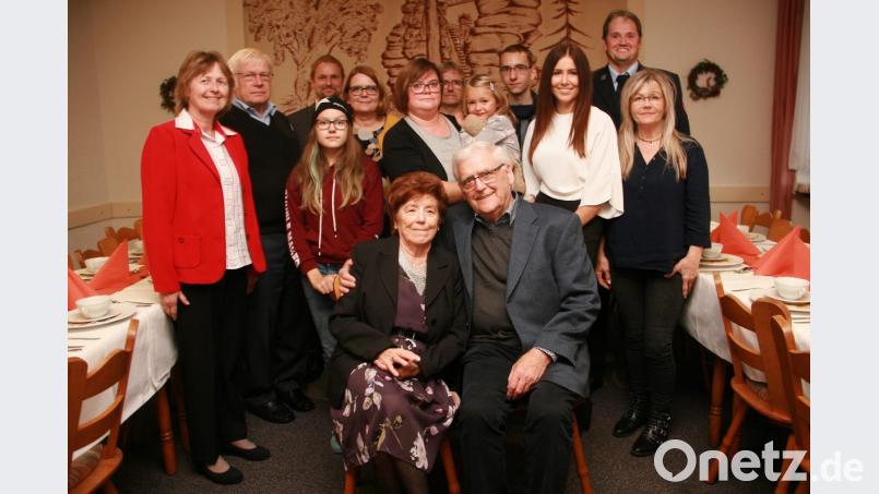Friedrich Gruber (vorne rechts) feiert seinen 80. Geburtstag im Fuchsmühler Hotel „Hackelstein“. Im Namen der Marktgemeinde überbringt dritter Bürgermeister André Putzlocher (Dritter von links), für die Feuerwehr Schönhaid-Leugas Thomas Oppl (Zweiter von rechts) Glückwünsche. Bild: wro