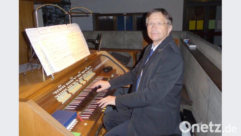 Domorganist Franz Josef Stoiber an der Klais-Orgel. Bild: fsb