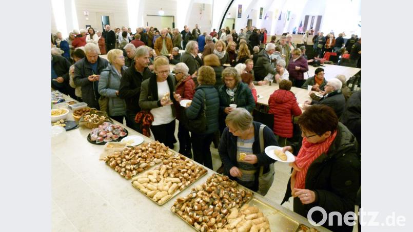 Nach dem Abendmahl erwartet die Gläubigen ein großer Imbiss. Bild: rn