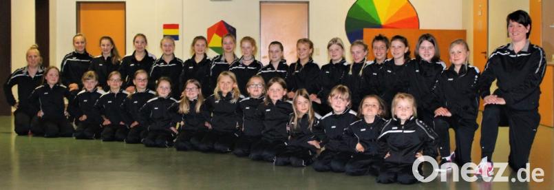 Unter der Regie von Regina Merkl (rechts) bereiten sich die 28 Mädels der Kinder- und Jugendgarde seit April auf die Faschingssaison 2018/19 vor. Unterstützt wird sie von Co-Trainerin Michaela Meier (links) und Annika Scheffler (hinten, Sechtse von links). Bild: u