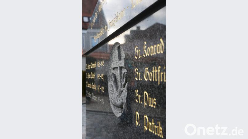 Künstlerisch wertvoll ist der Grabstein aus Muschelkalk auf der Grabstätte der Franziskaner-Minoriten. Er zeigt zwei sich kreuzende Hände mit den Stigmata: Eine gehört Jesus Christus und die andere dem Ordensvater Franziskus. Bild: Gabi Schönberger