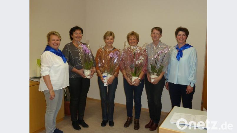 Gisela Eckl (links) und Karin Weiß (rechts) ehrten die langjährigen Mitglieder Christine Winter, Irmgard Kraus, Gaby Nachtmann, und Johanna Wittmann(von links). Bild: eca