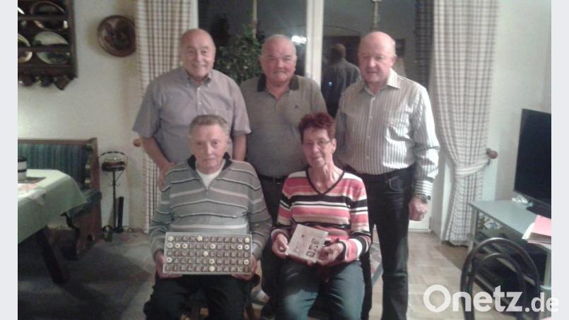 95. Geburtstag: Das Foto zeigt vorne Horst Scheid und seine Frau Christa sowie hinten von links Albert Üblacker, Alois Konrad und Hubert Mark. Bild: exb