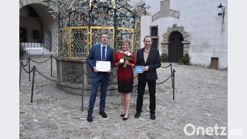 Der Bauhistoriker Michal Panáček, Marcela Brabačová und David Otáhal vom Nationalen Denkmalsinstitut im Hof der Burg Jindřichův Hradec (Neuhaus). Bild: gjb