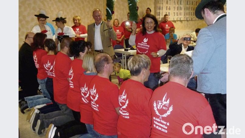 D’Vilstaler Haselmühl-Kümmersbruck und der Heimat- und Kulturverein Ammerthal wollen gemeinsam ein Jubiläum begehen. Doch zunächst müssen die Bittsteller aus Ammerthal niederknien und Aufgaben bewältigen. Bild: mst