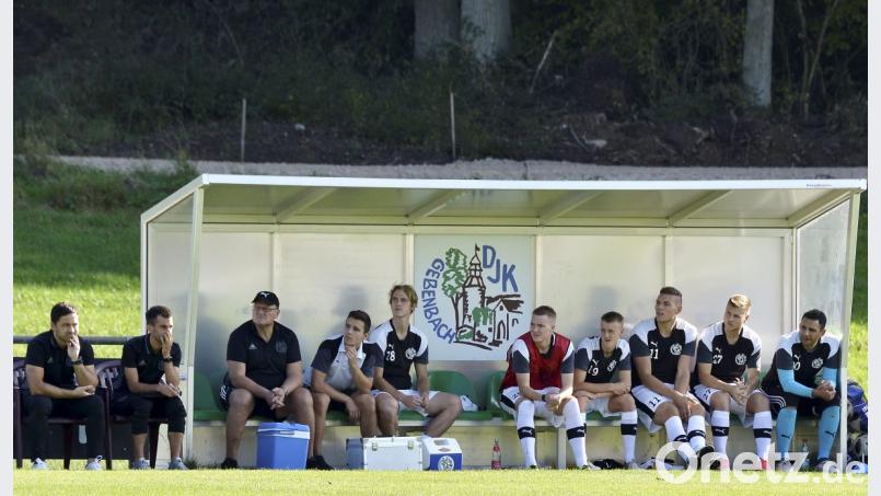 Die Auswechselbank der DJK Gebenbach mit Cheftrainer Faruk Maloku (links) und Co-Trainer Johannes Hager (2. von links) Bild: Ziegler