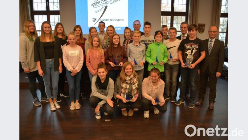 Eine ganze Reihe von Mannschaften wurden für ihre herausragenden Erfolge auf Bezirks-, Landes- und Bundesebene geehrt. Zehn Schulmannschaften erhielten jeweils einen Ehrenpreis für ihre herausragenden Leistungen überreicht. Dazu gratulierten auch die Ehrengäste, die die Sportler Vorbilder für die Schüler nannten. Bild: jr