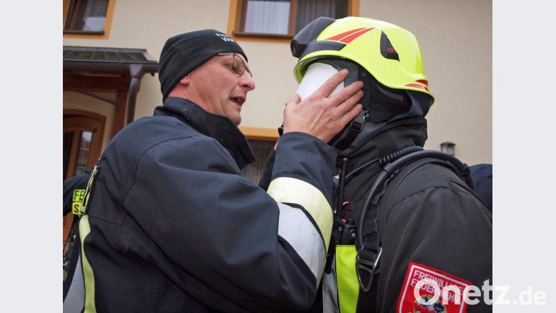 Die Atemschutzgeräteträger werden mit Blindmasken durch Atemschutzgerätewart Raimund Meier auf Nullsicht gebracht. Bild: sön